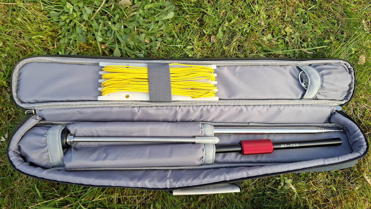 Anténa Chelegance MC-750 rozložená v terénu